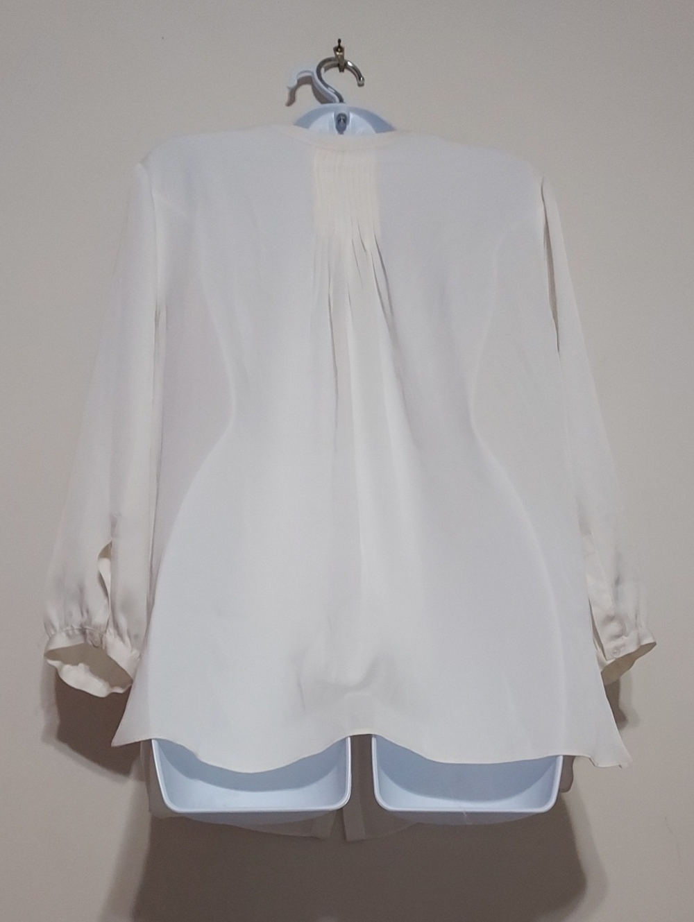 Quince Silk Cream V-Neck Blouse Sz-L With Back And Shoulder Pleats - Picture 4 of 7